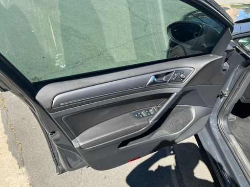 Used 2019 Volkswagen e-Golf SEL Premium image 24