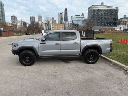 Used 2017 Toyota Tacoma TRD Pro image 2