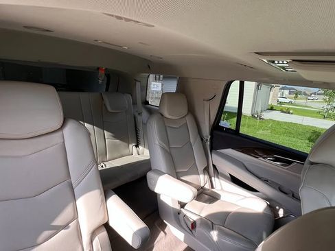 Used 2018 Cadillac Escalade Premium Luxury image 11