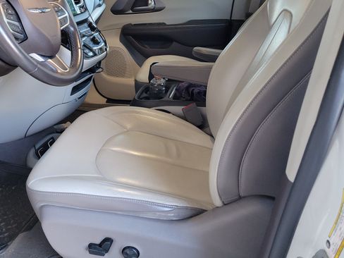 Used 2017 Chrysler Pacifica Touring-L image 6