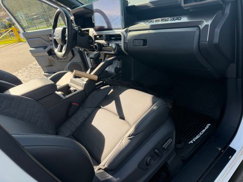 Used 2024 Toyota Tacoma TRD Off-Road image 15