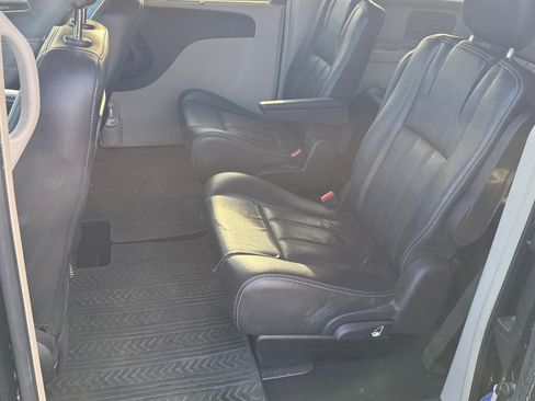 Used 2012 Chrysler Town & Country Touring-L w/ Driver Convenience Group image 22