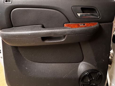 Used 2009 Chevrolet Suburban LT image 14