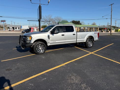 Used 2017 Ford F250 XLT image 2