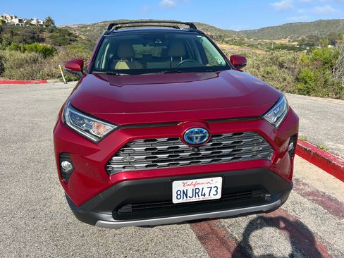 Used 2020 Toyota RAV4 Limited AWD/4WD image 5