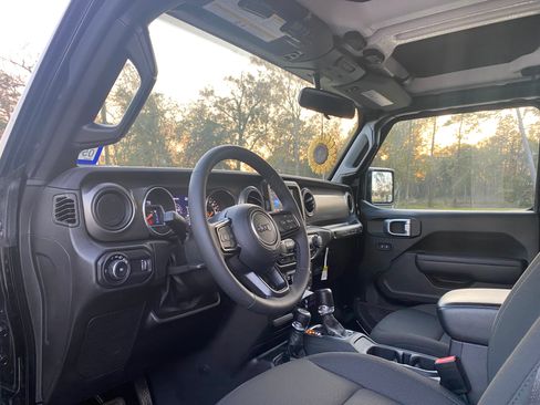 Used 2023 Jeep Wrangler Unlimited Sport image 2