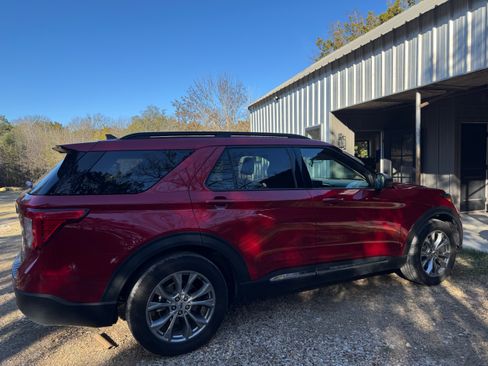 Used 2022 Ford Explorer XLT w/ Equipment Group 202A image 11