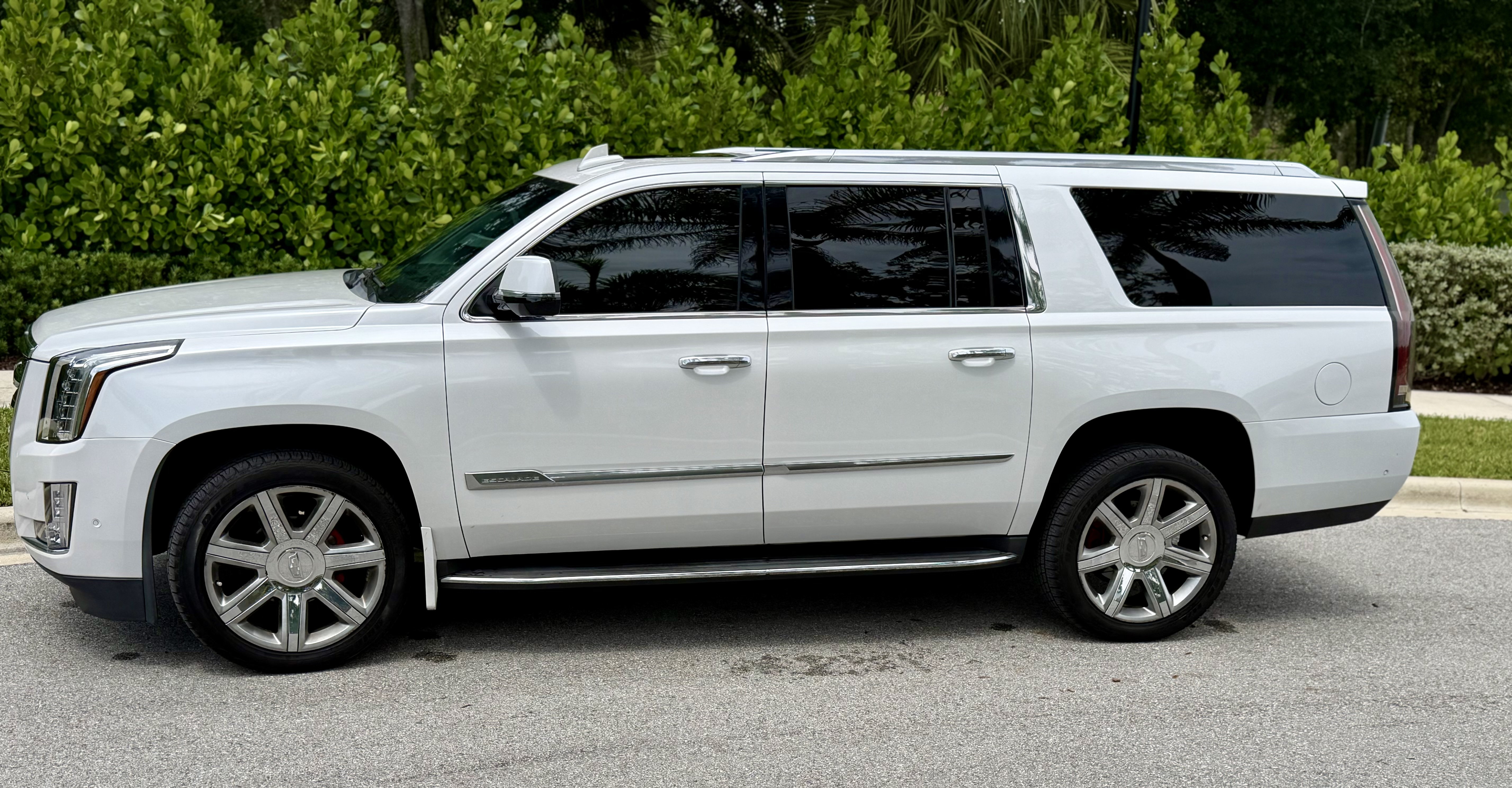 Used 2018 Cadillac Escalade ESV Luxury RWD image 2