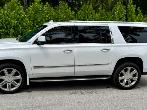 Used 2018 Cadillac Escalade ESV Luxury RWD image 2
