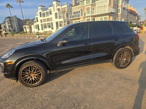 Used 2017 Porsche Cayenne Platinum Edition image 27