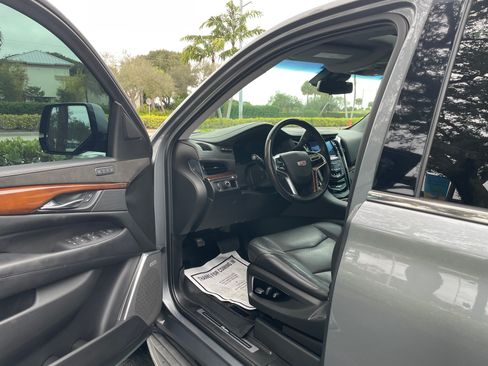 Used 2019 Cadillac Escalade Luxury image 14