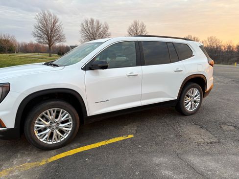 Used 2024 GMC Acadia Elevation image 2
