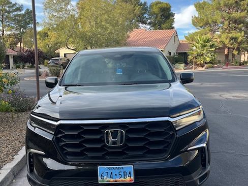 Used 2023 Honda Pilot LX image 2