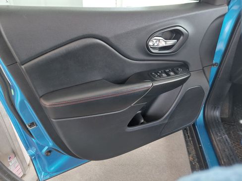 Used 2019 Jeep Cherokee Trailhawk w/ Cold Weather Group image 16