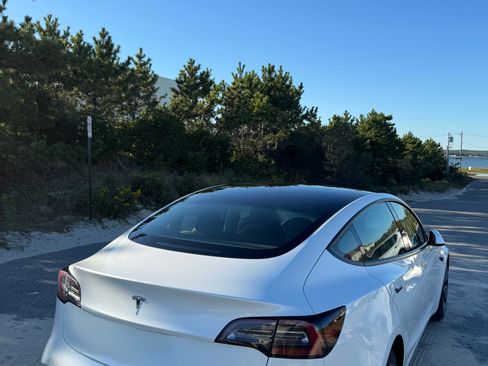 Used 2023 Tesla Model 3 Standard Range image 1