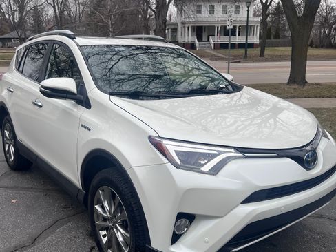 Used 2018 Toyota RAV4 Limited image 13