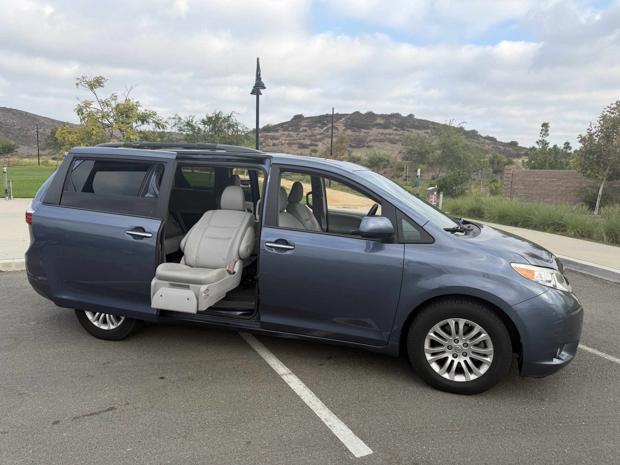 Used 2016 Toyota Sienna XLE FWD image 2