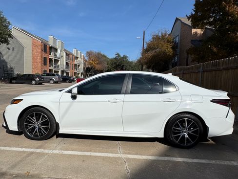 Used 2023 Toyota Camry SE image 2