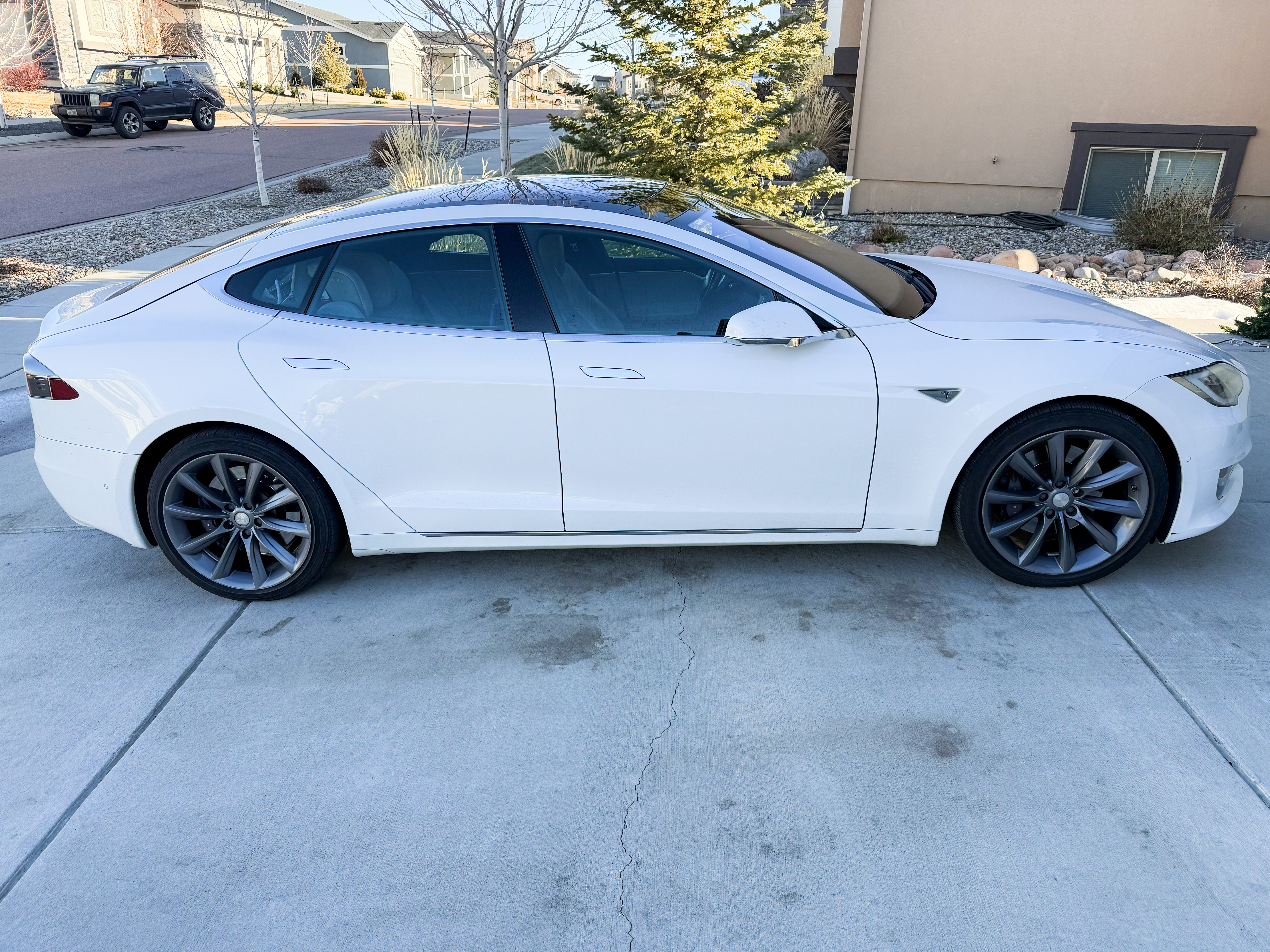 Used 2016 Tesla Model S 70 RWD image 2