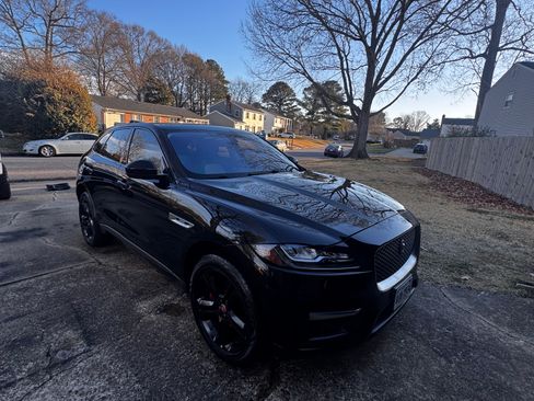 Used 2017 Jaguar F-PACE R-Sport image 5