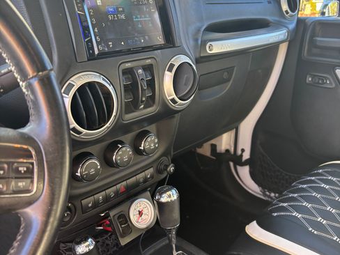 Used 2013 Jeep Wrangler Unlimited Rubicon w/ Connectivity Group AWD/4WD image 10