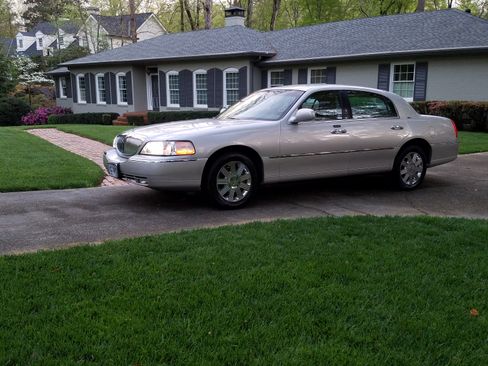 Used 2003 Lincoln Town Car Cartier image 1
