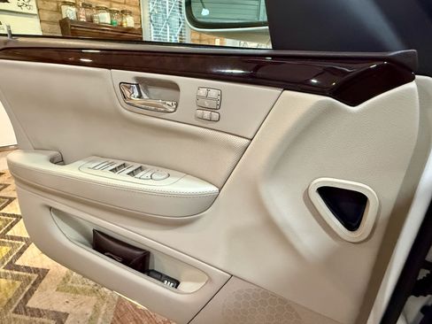 Used 2010 Cadillac DTS Premium w/ Driver Awareness Package FWD image 13