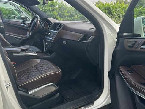 Used 2013 Mercedes-Benz GL 550 4MATIC image 18