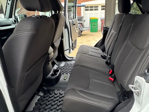 Used 2017 Jeep Wrangler Unlimited Sahara w/ Connectivity Group image 15