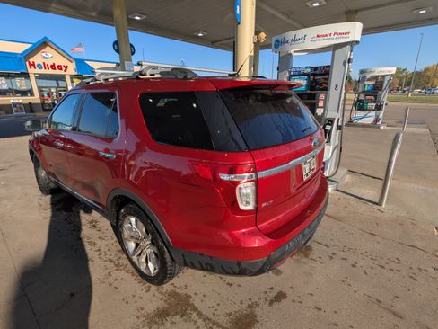 Used 2013 Ford Explorer XLT image 2