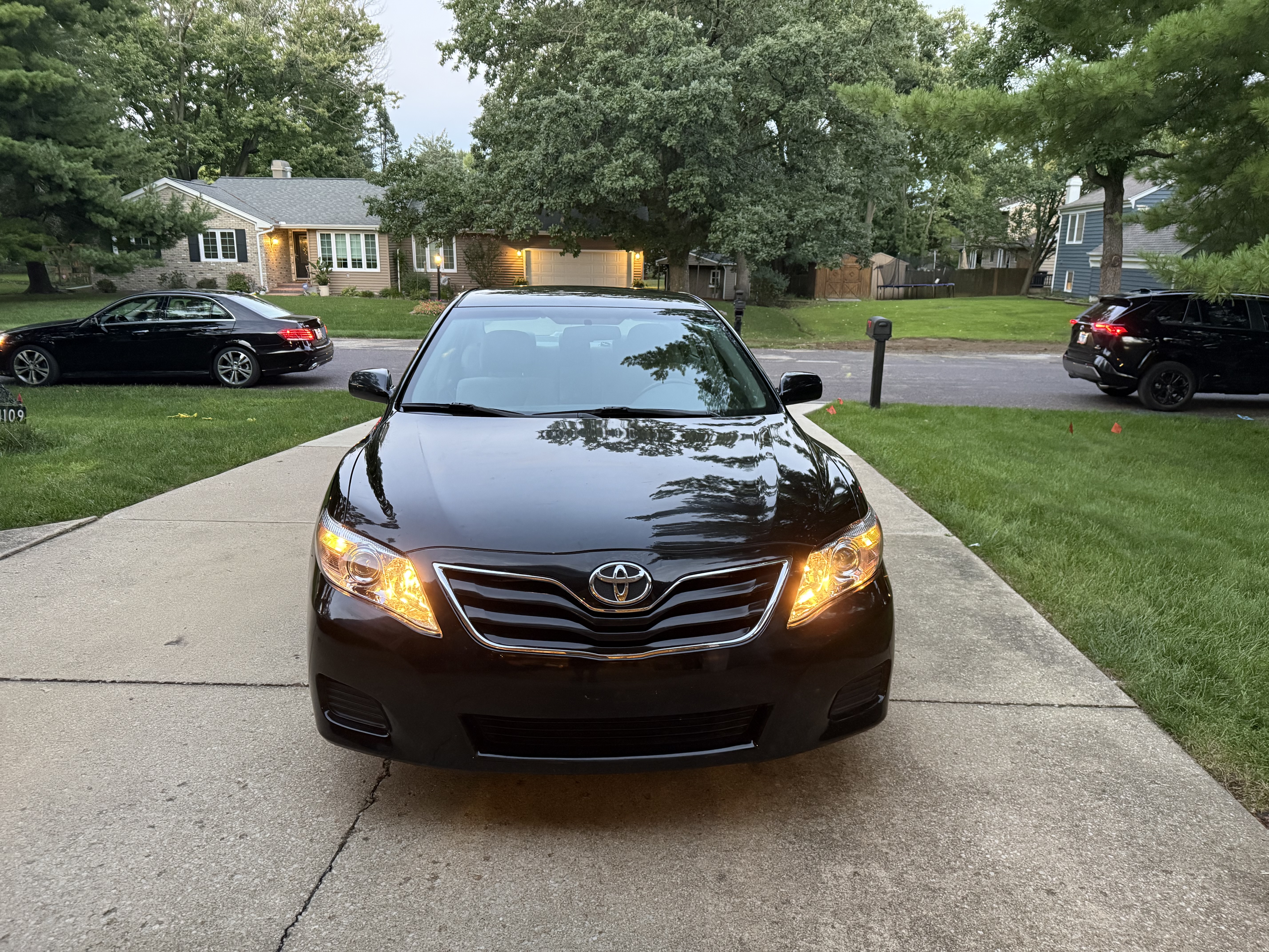 Used 2010 Toyota Camry FWD image 1