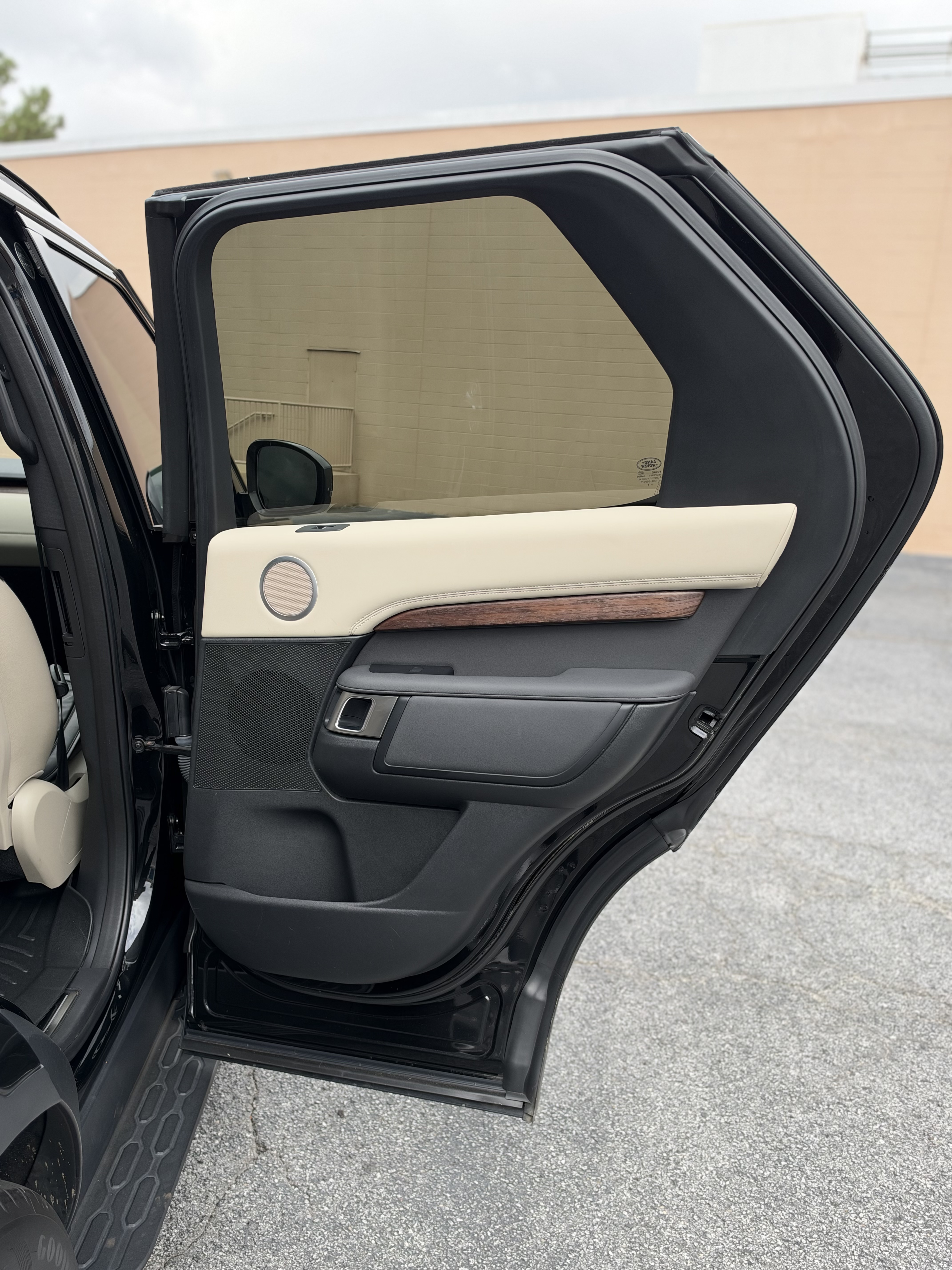 Used 2019 Land Rover Discovery HSE AWD/4WD image 8