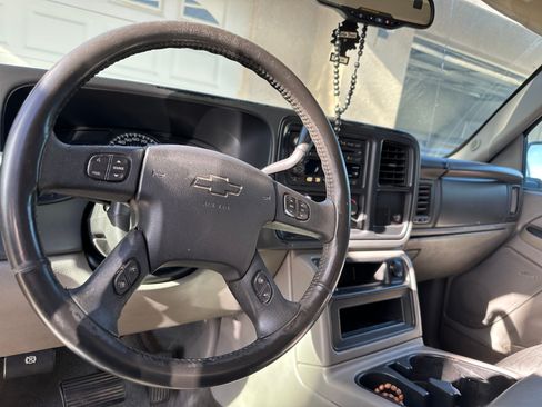 Used 2004 Chevrolet Suburban LS RWD image 23