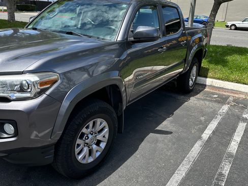 Used 2017 Toyota Tacoma SR5 w/ SR5 Appearance Package (SM) RWD image 2