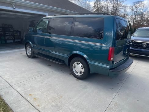 Used 2000 GMC Safari Minivan 3D w/ SLT Marketing Option Pkg 3 image 4