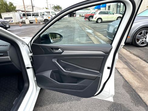 Used 2023 Volkswagen Jetta Sport image 4