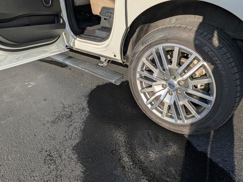 Used 2022 Ford Expedition Max Limited image 11