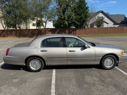 Used 2001 Lincoln Town Car Executive image 2