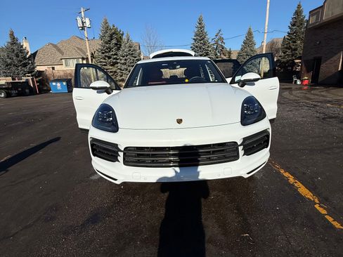 Used 2023 Porsche Cayenne Platinum Edition image 9