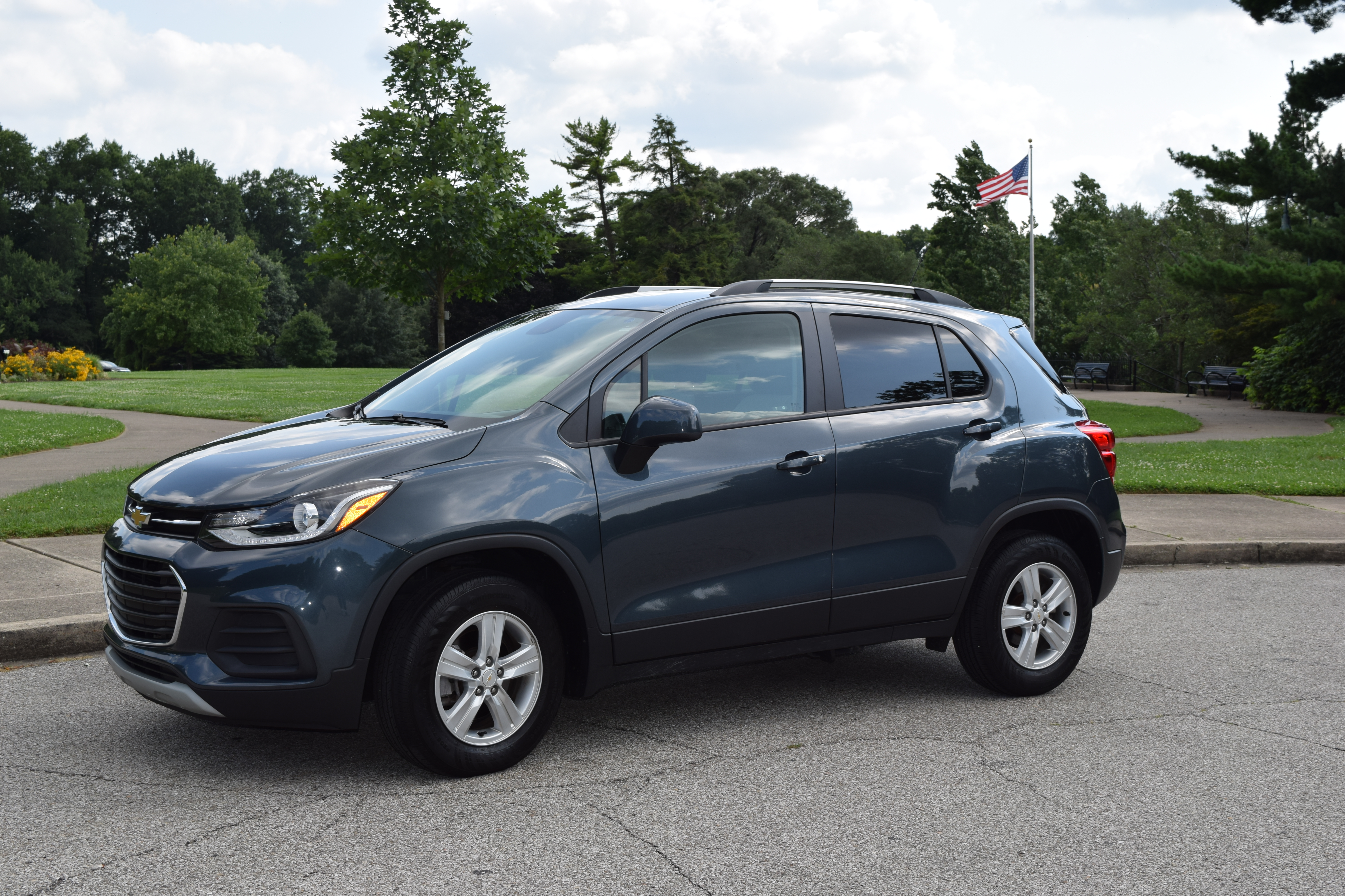 Used 2022 Chevrolet Trax LT w/ Premium Seat Package AWD/4WD image 1