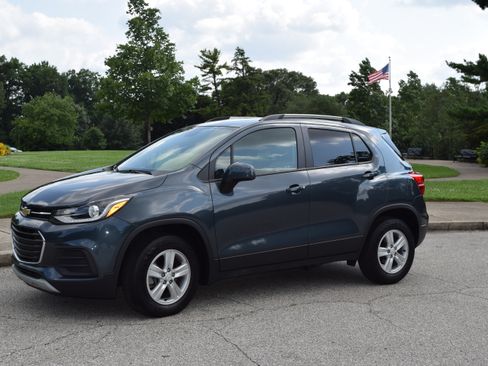 Used 2022 Chevrolet Trax LT w/ Premium Seat Package AWD/4WD image 1