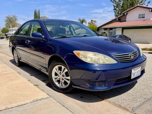 Used 2005 Toyota Camry LE FWD image 1
