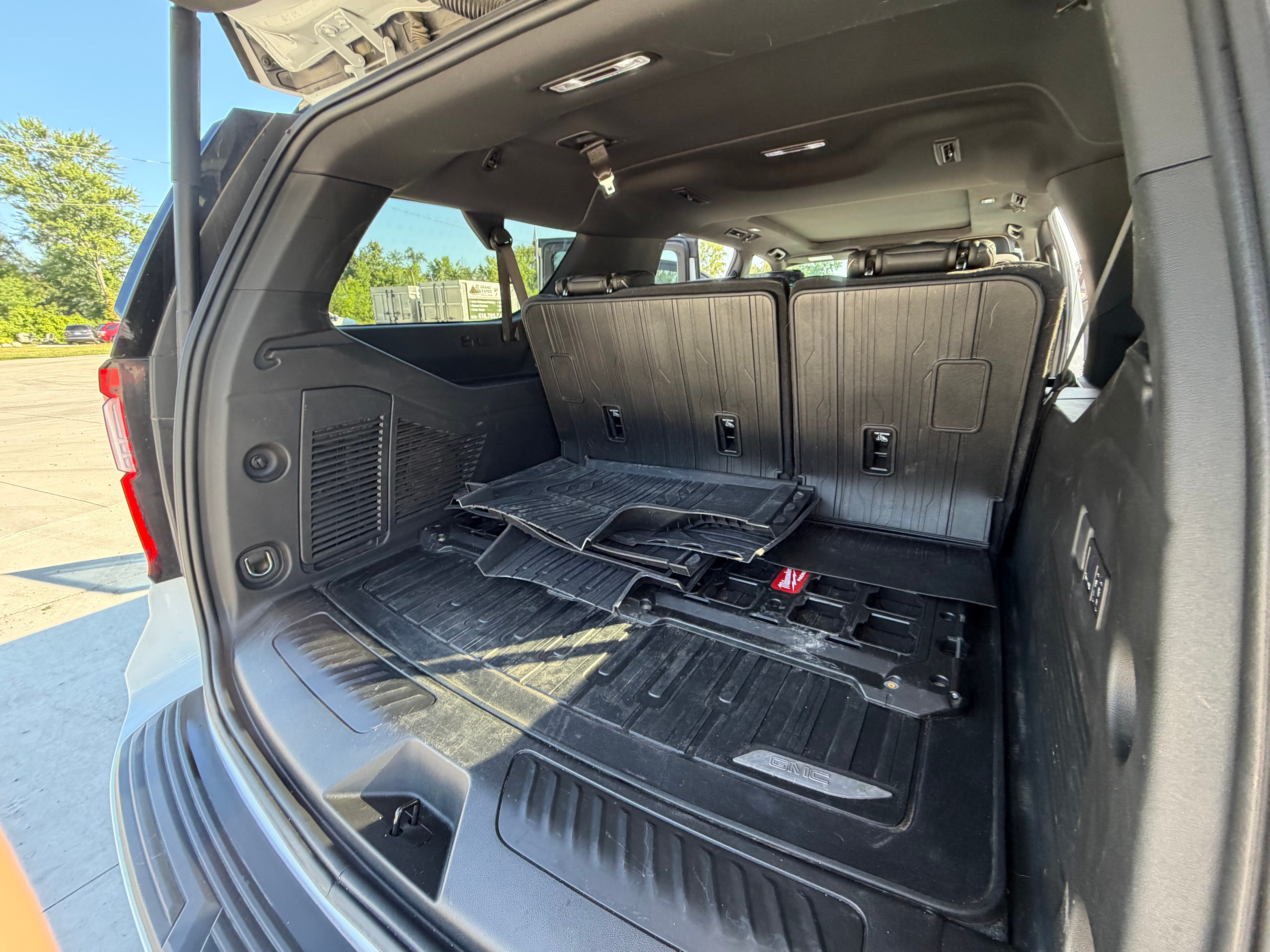 Used 2025 GMC Yukon XL Elevation w/ Elevation Premium Package AWD/4WD image 13