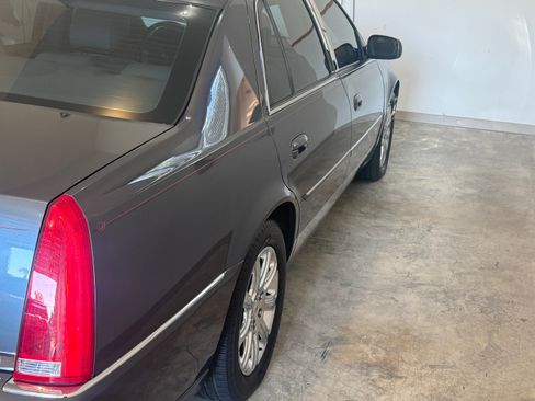 Used 2009 Cadillac DTS w/ Sun And Navigation Package FWD image 9