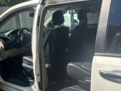 Used 2013 Chrysler Town & Country Touring-L w/ Entertainment Group #2 image 4