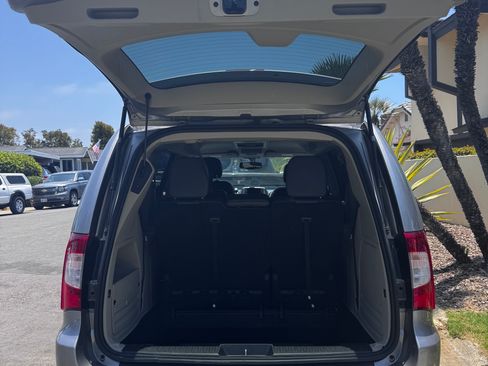 Used 2015 Chrysler Town & Country Touring-L w/ Driver Convenience Group FWD image 12
