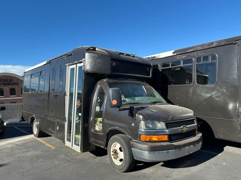 Used 2015 Chevrolet Express 4500 w/ Shuttle Bus Package RWD image 11