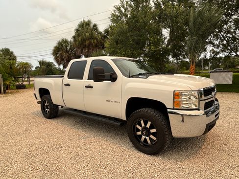 Used 2009 Chevrolet Silverado 2500 LT RWD image 2