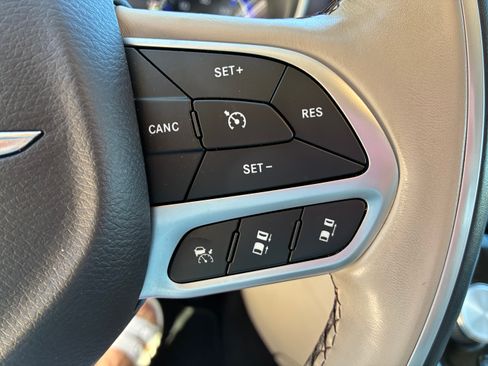 Used 2019 Chrysler Pacifica Limited w/ Tire & Wheel Group image 9