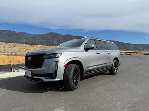 Used 2023 Cadillac Escalade ESV Sport Platinum w/ LPO, ONYX Package image 5